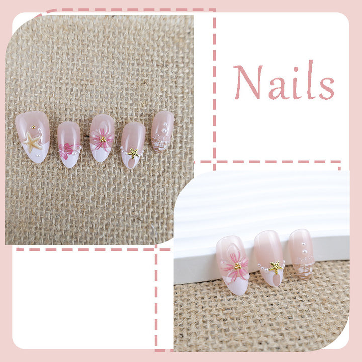 Kunstnagelset mit maritimen Details und floralen Akzenten Karnz