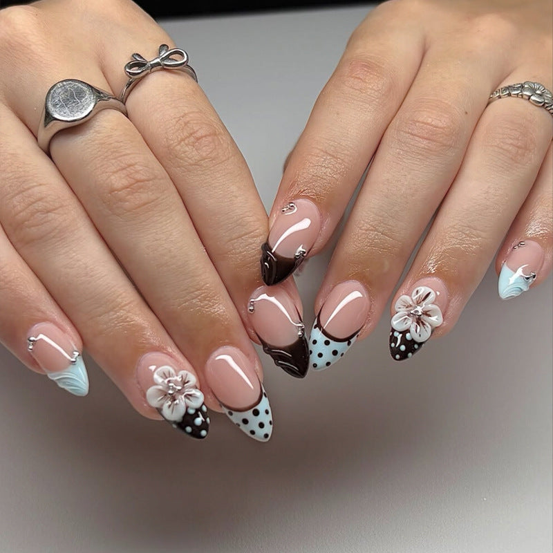 Künstlerisches Acryl Press-On Nageldesign Karnz