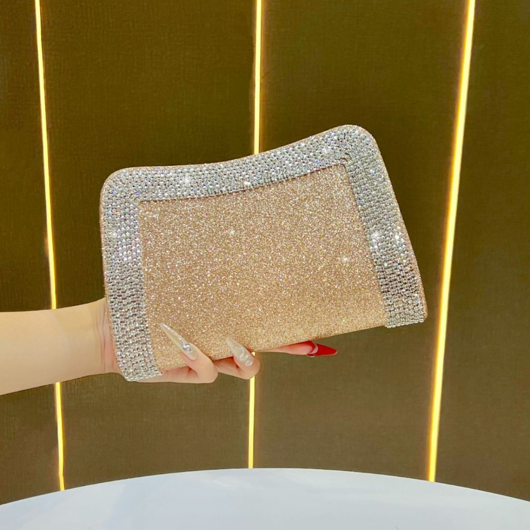 Glänzende Clutch mit Kristallbesatz
