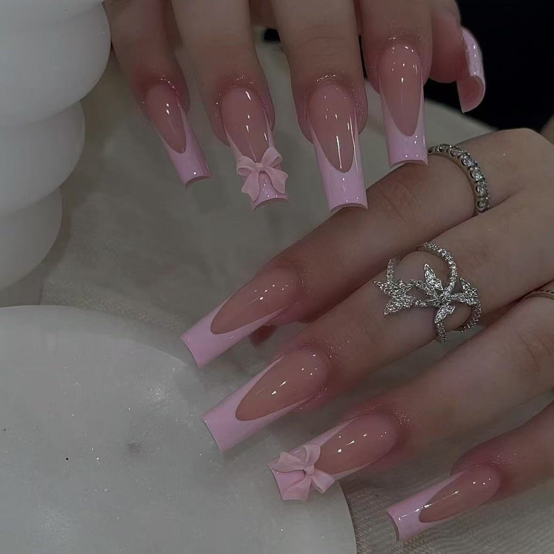 Kunstnagelset mit eleganten Spitzen und verspieltem 3D-Design Karnz