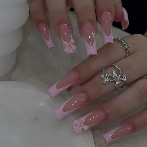 Kunstnagelset mit eleganten Spitzen und verspieltem 3D-Design Karnz
