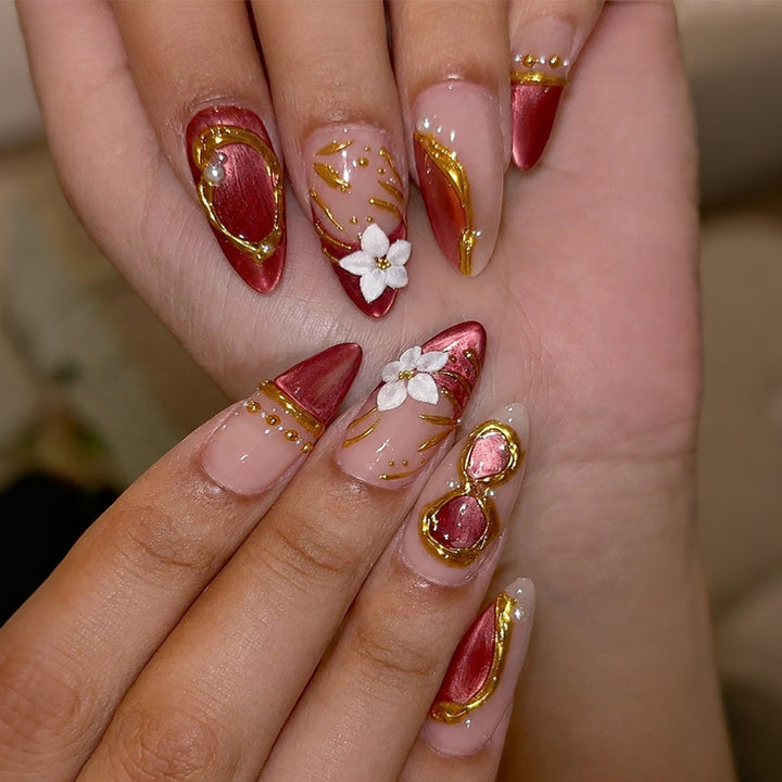 Künstlerisches Press-On-Nagelset mit floralen und metallischen Akzenten Karnz