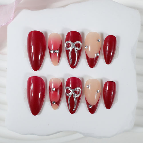 Kunstnagelset mit luxuriösen Glitzer- und Edelsteinverzierungen Karnz