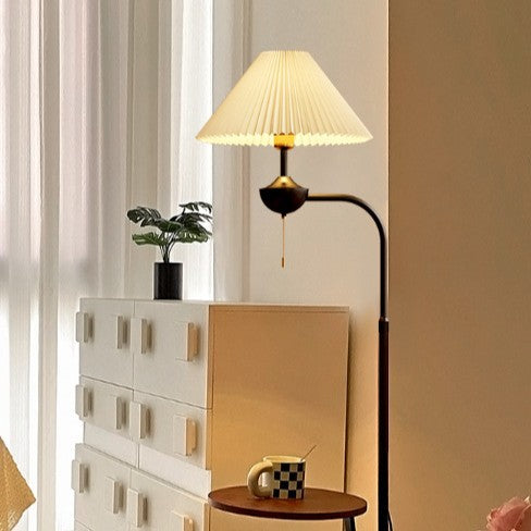 Elegante Stehlampe mit Faltenschirm