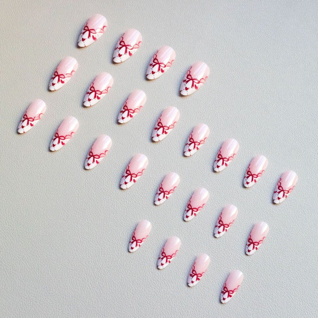 Künstlerisches Herzmotiv Nagelkunst