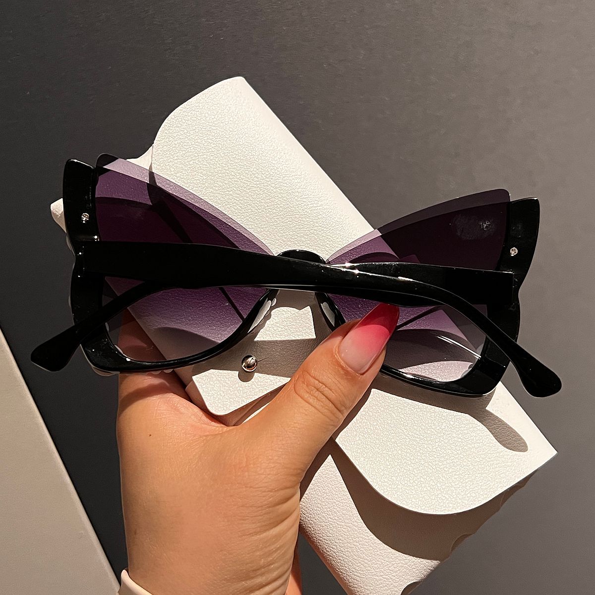 Damen auffällige Sonnenbrille mit Perlenverzierung Karnz