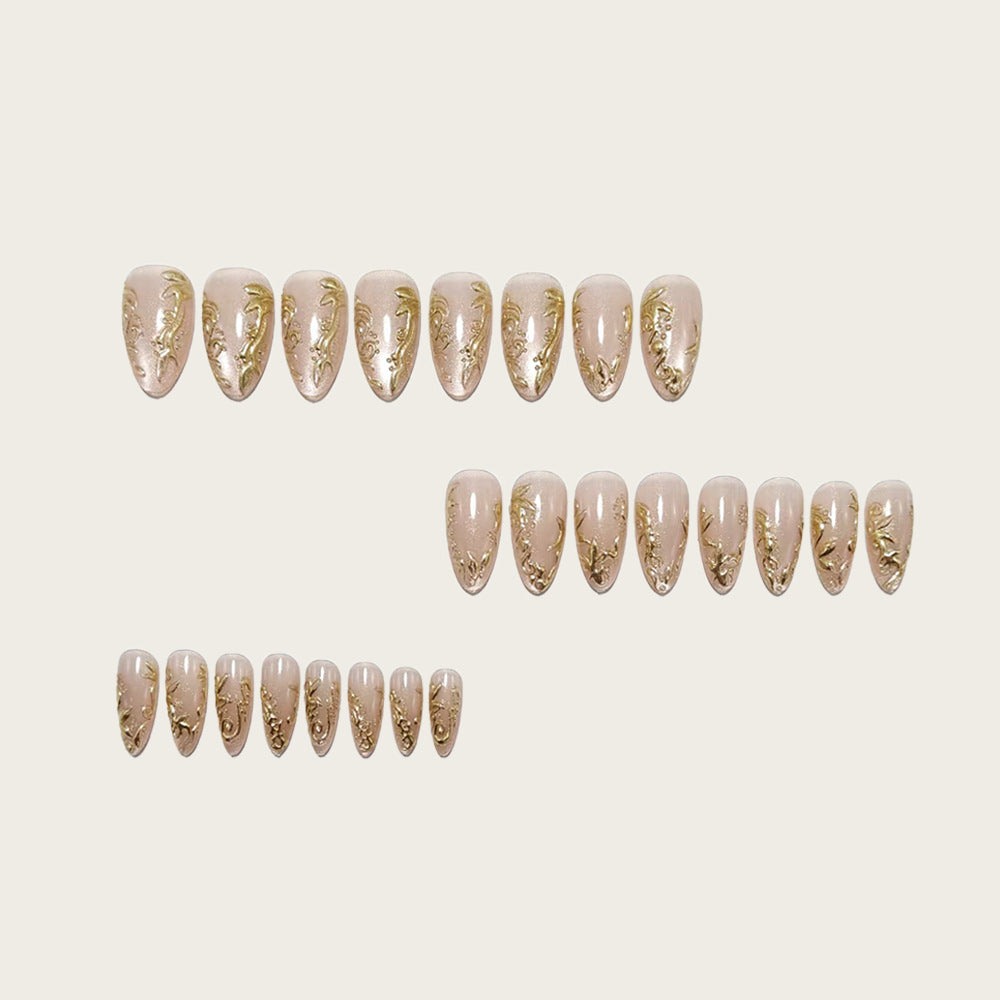 Exquisite Kunstnägel mit Goldenen Verzierungen Karnz