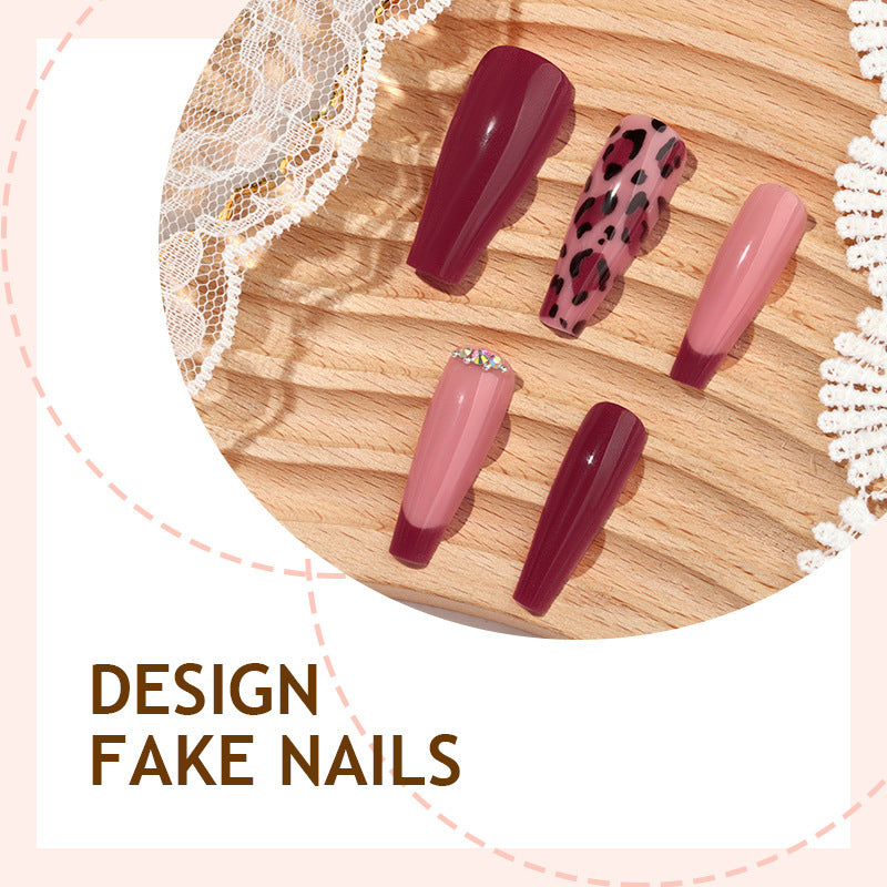 Kunstnagelset mit eleganten Tierdruck- und Glitzerakzenten Karnz