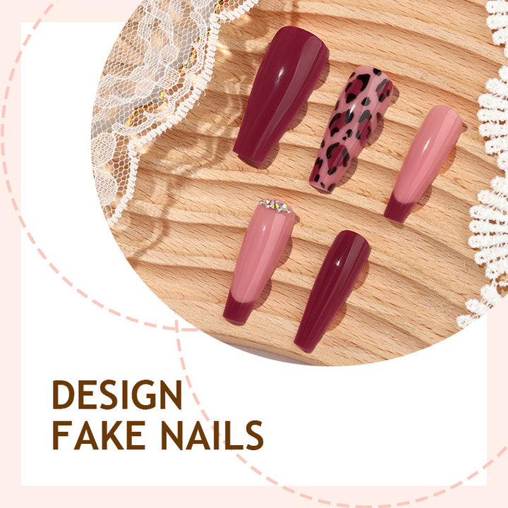Kunstnagelset mit eleganten Tierdruck- und Glitzerakzenten Karnz