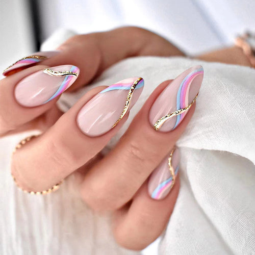 Kunstvolle Nagelverlängerungen mit glamourösem Gold-Design Karnz