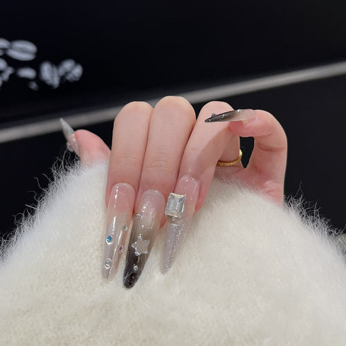 Künstlerisches Stiletto Press-On Nagelset mit dekorativen Rauten Karnz