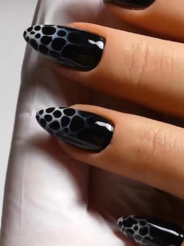 Stiletto-Nagelkunst mit abstrakten Mustern Karnz
