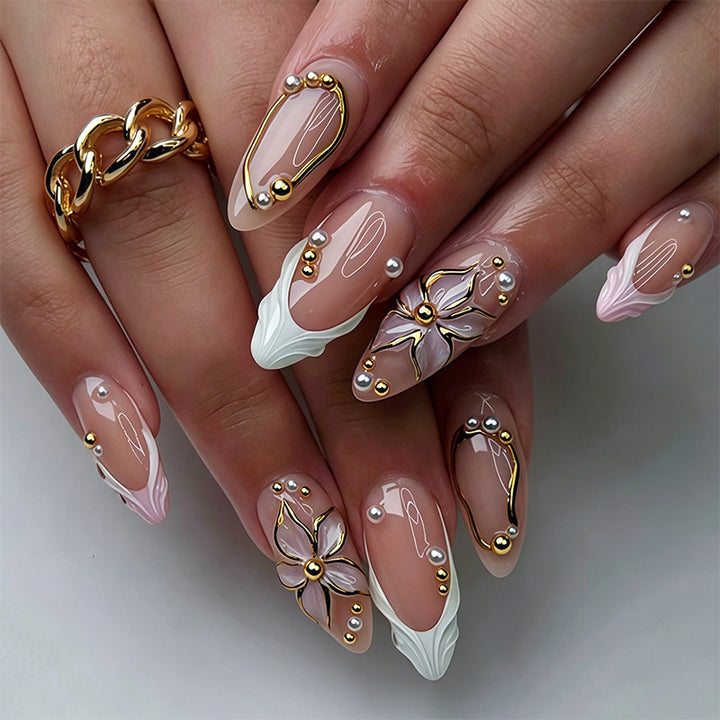 Elegante Kunstnägel mit handbemalten floralen Akzenten Karnz