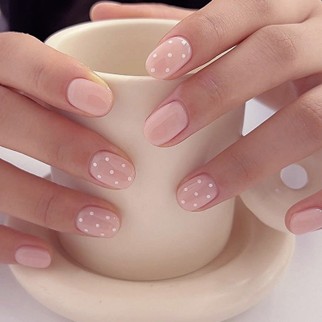Kunstvolle Nagelkunst mit Zartem Punktedesign Karnz