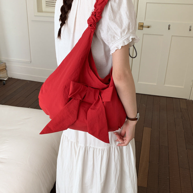 Schultertasche mit Schleifenverzierung
