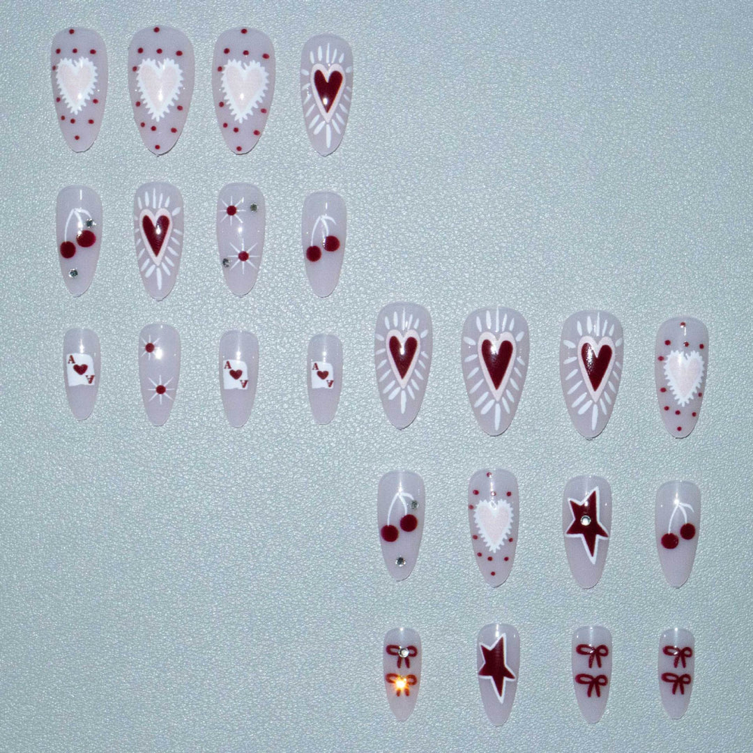 Künstlerisches Herz und Kirsche Nagelkunst