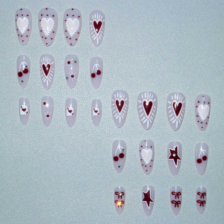 Künstlerisches Herz und Kirsche Nagelkunst