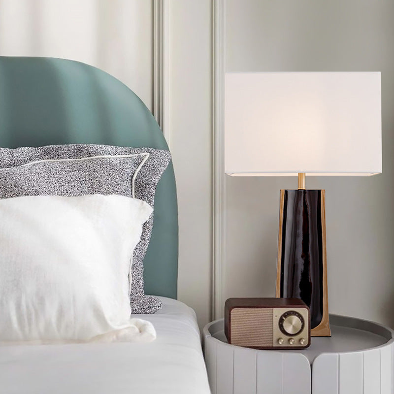 Elegante dekorative Tischlampe mit zeitgemäßem Design