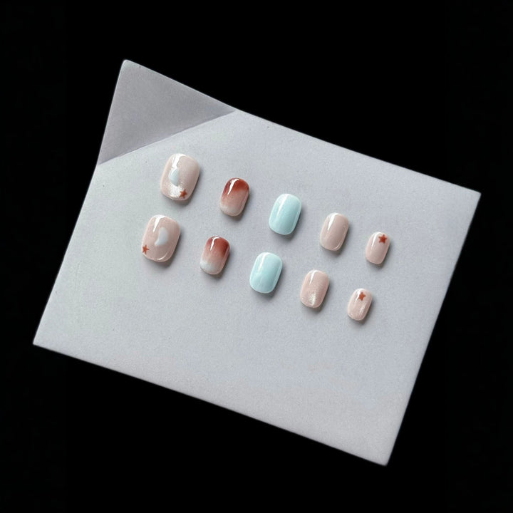 Künstlerisches Press-On Nagelset mit Stern- und Herzdesigns