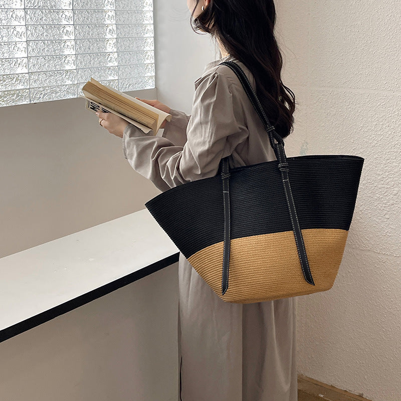 Damen Elegante Handtasche aus geflochtenem Naturmaterial mit luxuriösen Ledergriffen Karnz