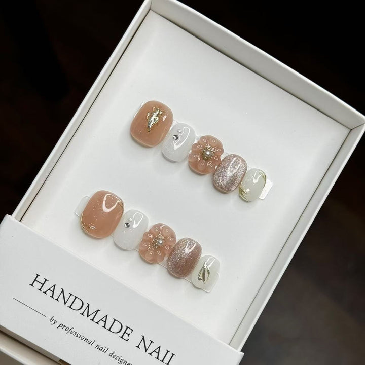 Handgemachtes Press-On Nagelkunstset mit floralen und Edelsteinakzenten