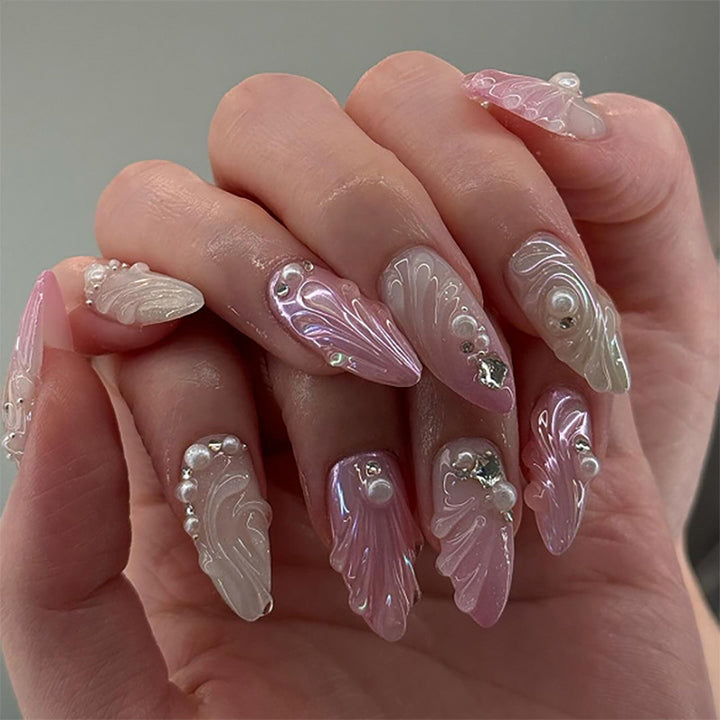 Künstliche Nagelkunst mit elegantem Swirl-Design und Perlenverzierungen Karnz