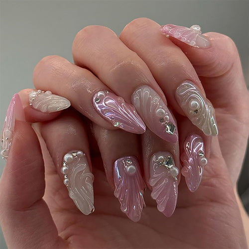 Künstliche Nagelkunst mit elegantem Swirl-Design und Perlenverzierungen Karnz