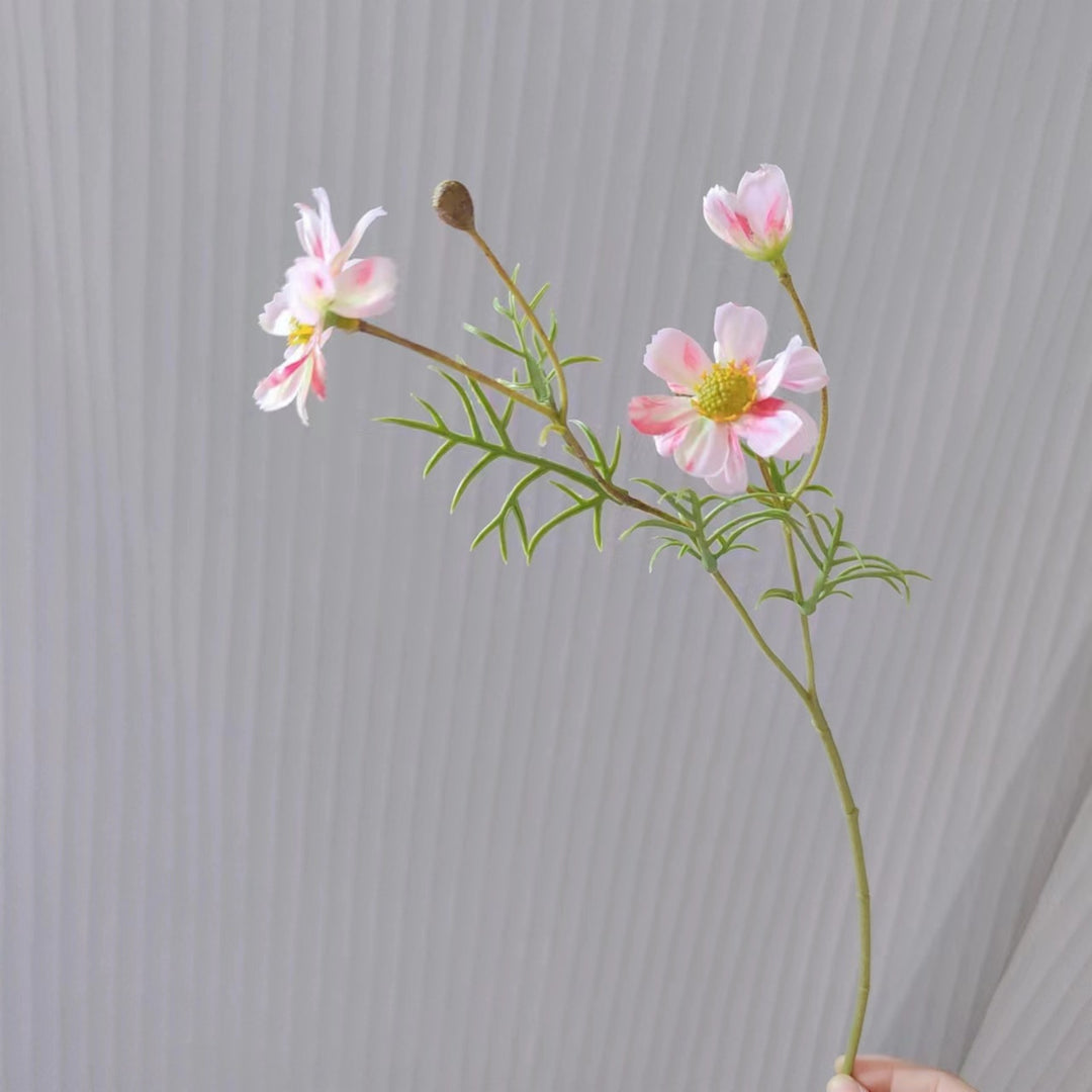 Realistische Blumenstielanordnung