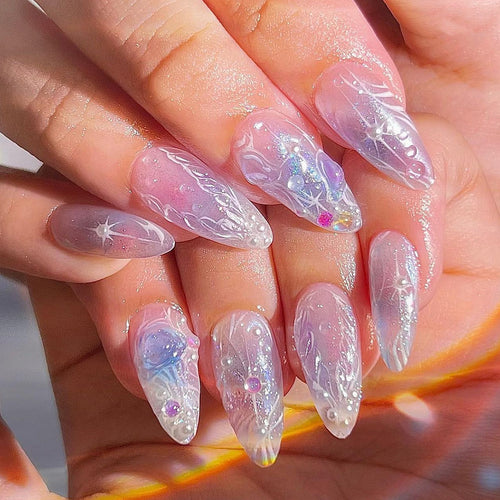 Kunstvolle Nagelverlängerungen im eleganten Design mit Glanzakzenten Karnz