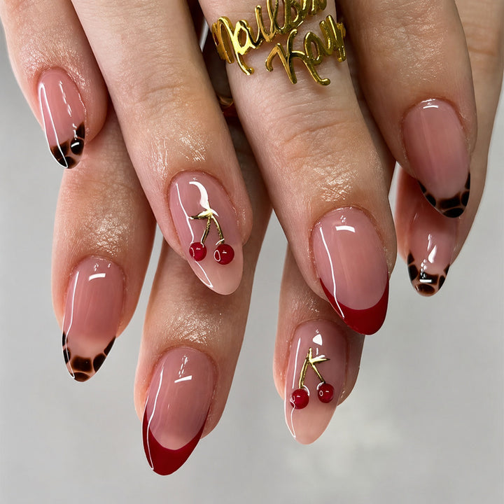 Elegante Kunstnägel mit Kirschdesign Karnz