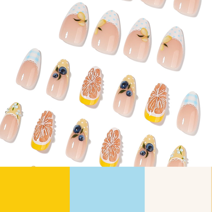 Kunstvolle Nagelverlängerungen mit kreativem Floral-Design Karnz