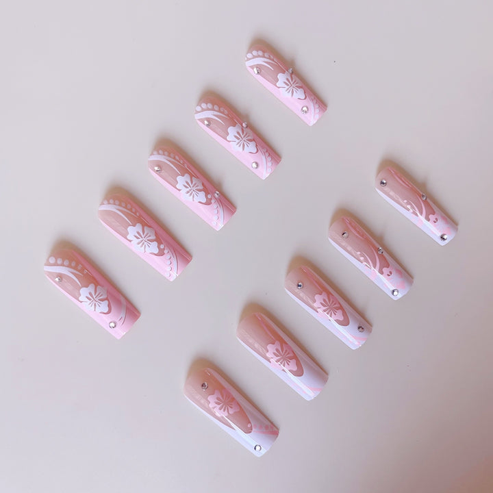 Kunstnagelset mit elegantem Blumen-Design und Kristallverzierungen Karnz
