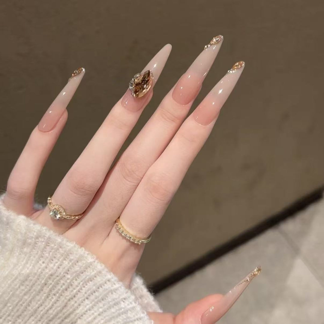 Künstlerische Stiletto-Nagelverlängerungen mit Edelsteinakzenten