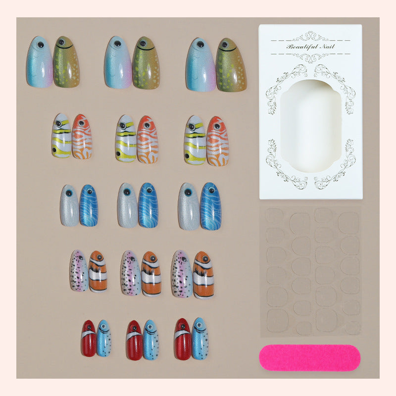 Kreatives Press-On Nagelkunstset mit bunten Fischdesigns Karnz