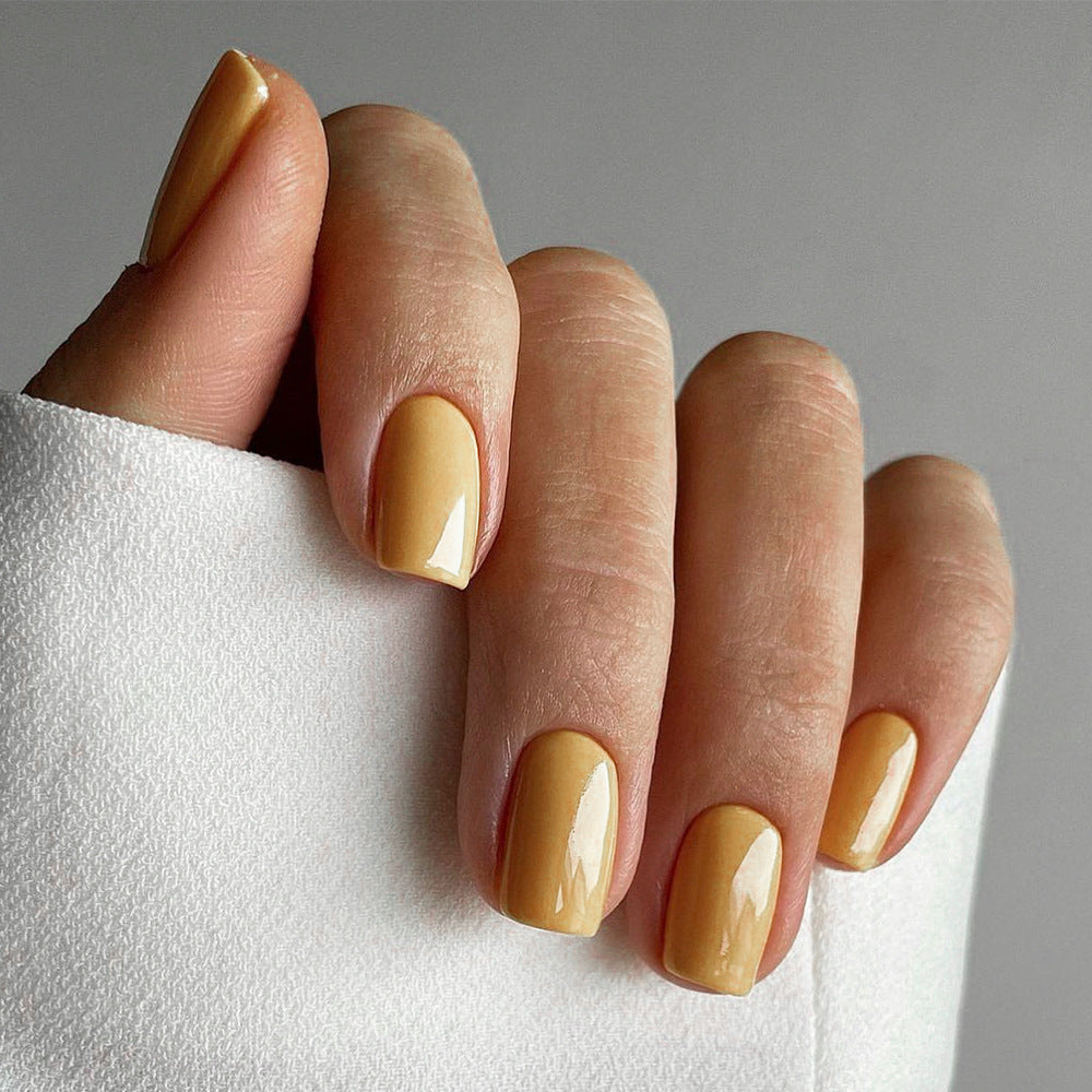 Hochglänzende Nagelkunst Karnz