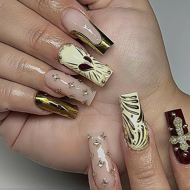 Dekorativer Press-On Nagelkunstset mit eleganten Verzierungen Karnz