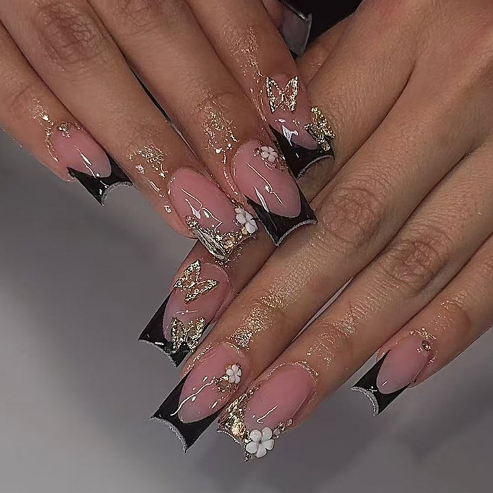 Kreatives Kunstnagelset mit romantischen Blumenmotiven und glamourösen Akzenten Karnz