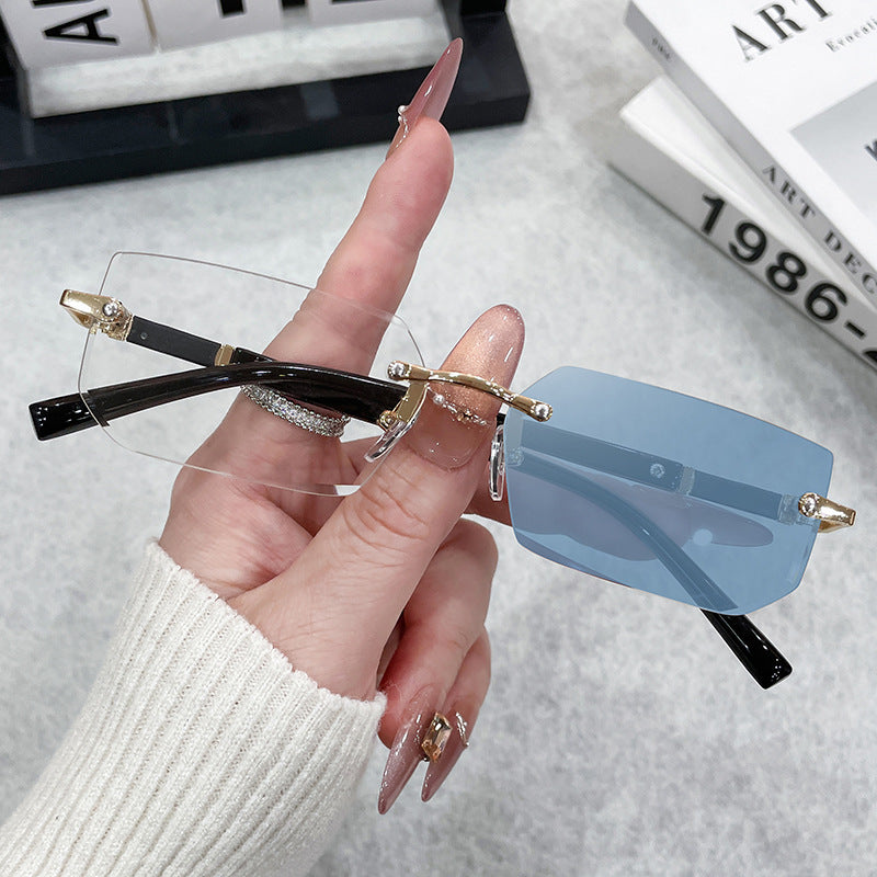 Damen stilvolle Designer-Brille mit multifunktionalen Gläsern Karnz