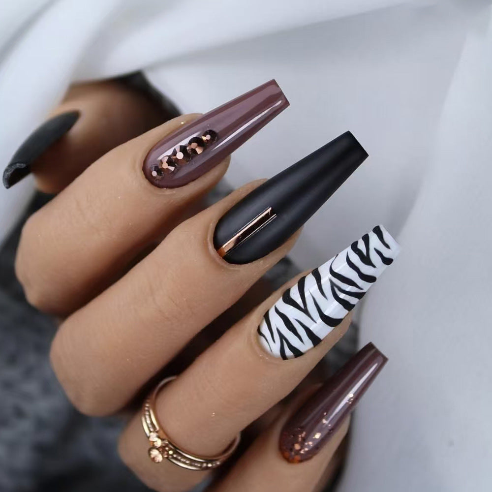 Künstlerische Stiletto Press-On Nagelkunst mit Zebra-Druck Karnz