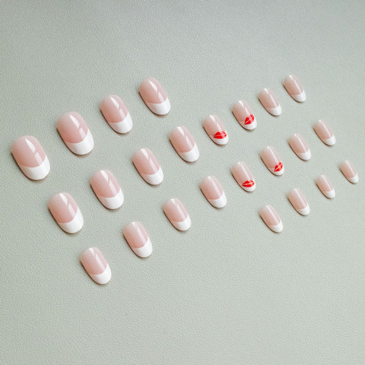 Künstlerisches French Tip Nagelkunst-Set mit Kiss-Design