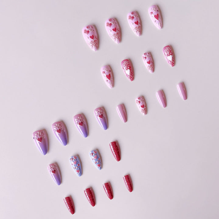 Kunstnagelset mit romantischen Herz- und Floralverzierungen Karnz