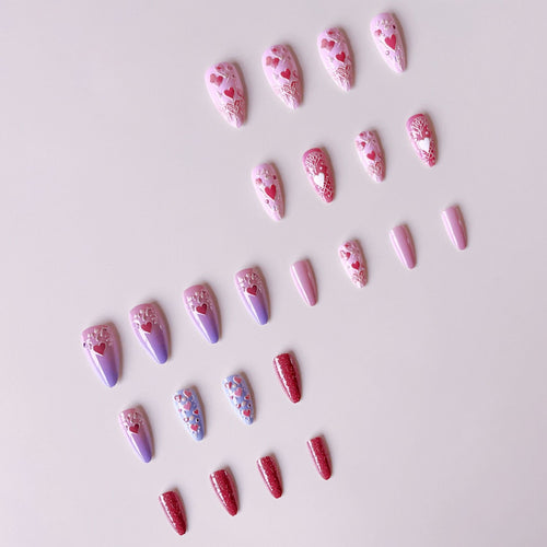 Kunstnagelset mit romantischen Herz- und Floralverzierungen Karnz