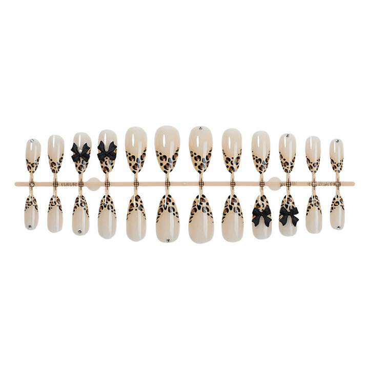 Kreatives Nagelset mit Leoparden-Design und Glitzerakzenten Karnz