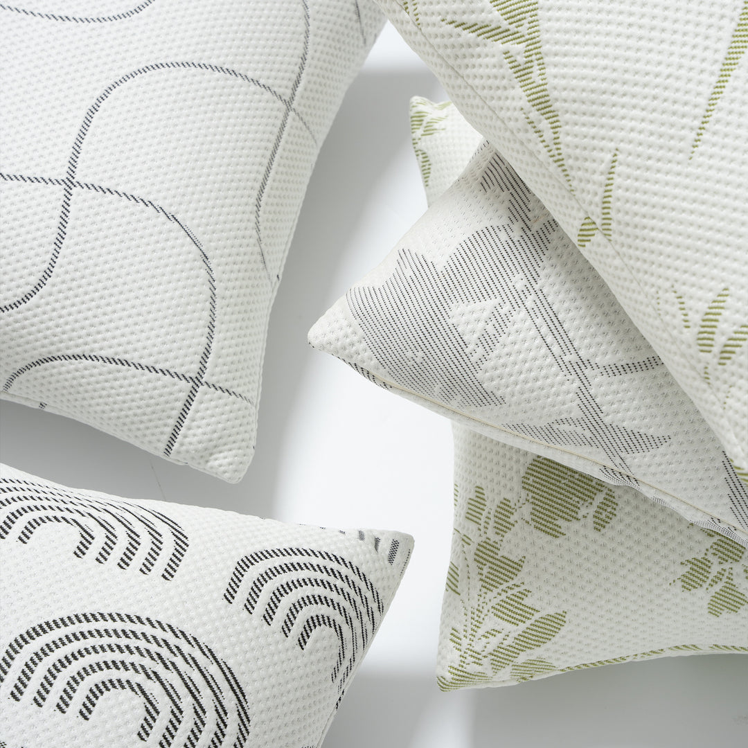 Jacquard-Kissenbezug mit strukturierter Waffel-Webung und filigranem Blattmuster Karnz