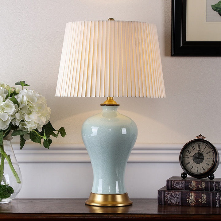 Elegante Keramik Tischlampe mit goldenen Akzenten