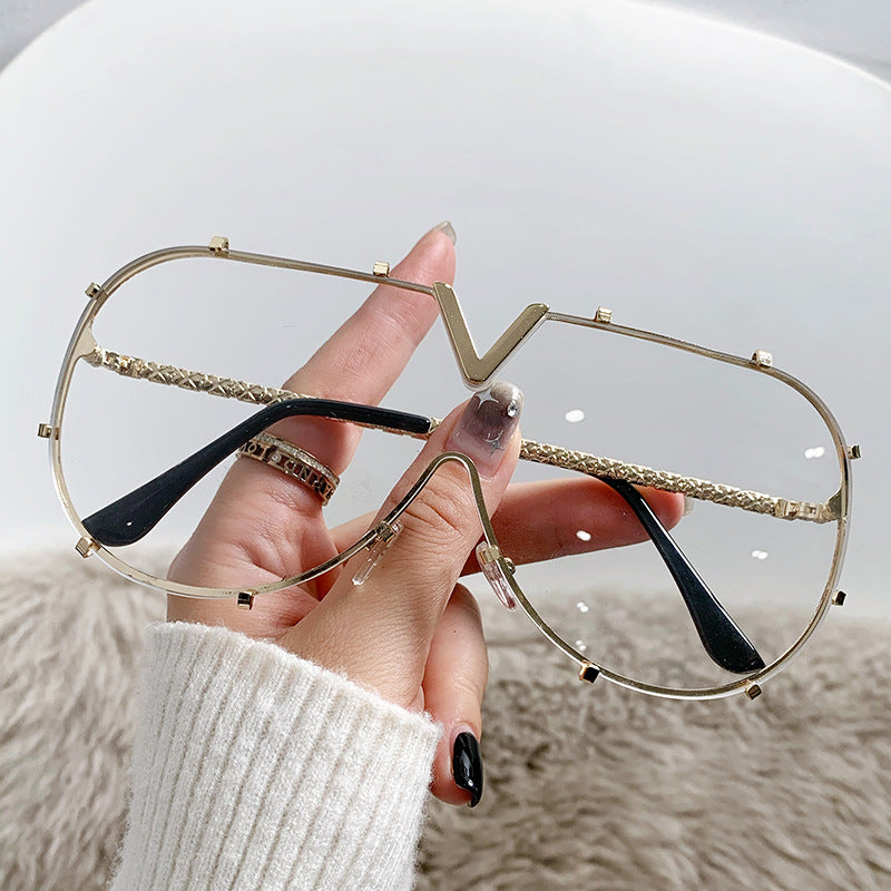 Futuristische Übergroße V-förmige Sonnenbrille