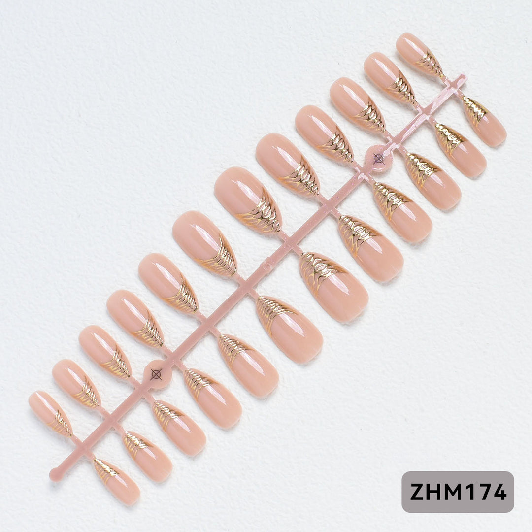 Elegante Press-On Nagelspitzen mit goldenen Details Karnz