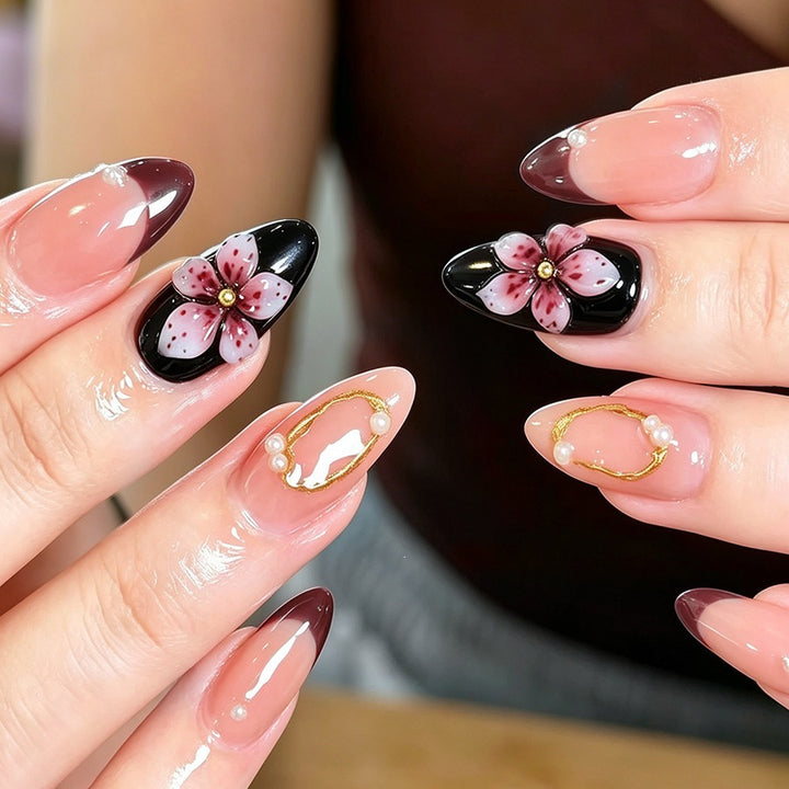 Kunstnagelset mit eleganten Blüten- und Glitzerdetails Karnz