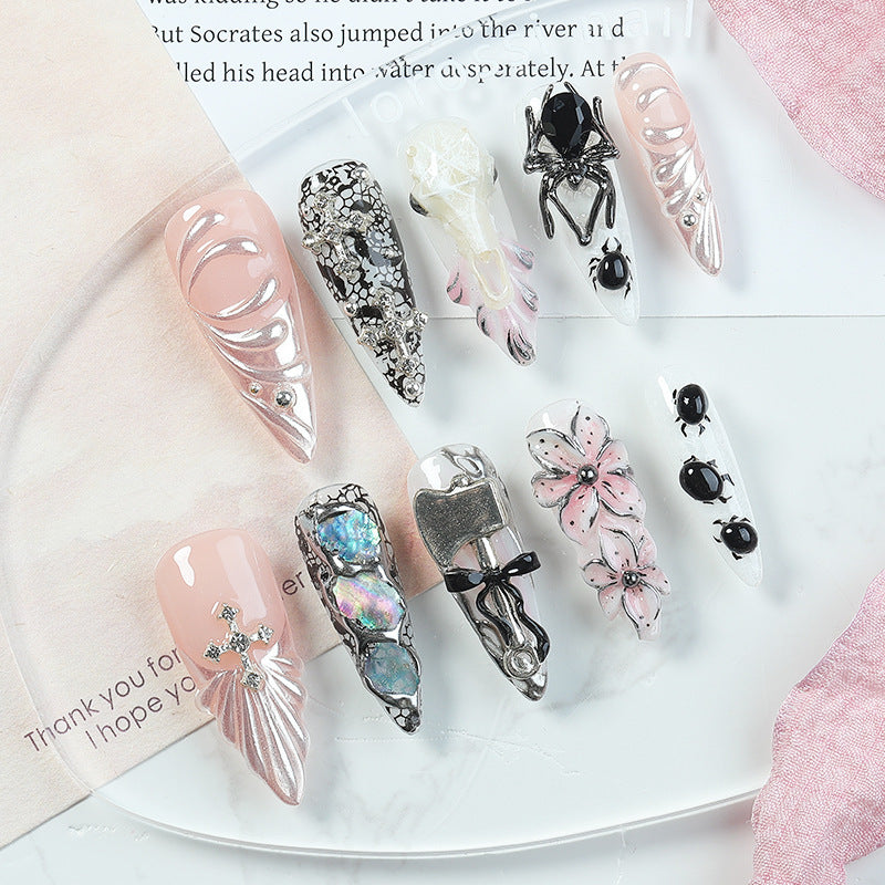 Kreatives Kunstnagelset mit Halloween-Motiven und filigranen Details Karnz