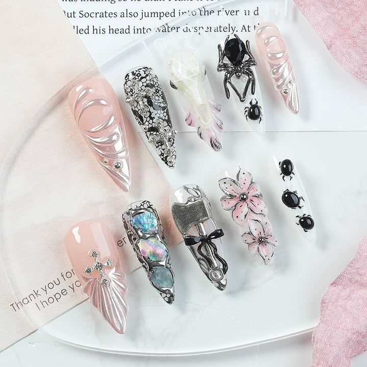 Kreatives Kunstnagelset mit Halloween-Motiven und filigranen Details Karnz